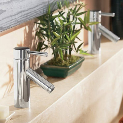 Moen Lever Single Hole Bathroom Faucet with Single Handle